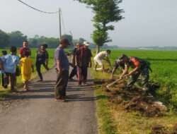 Koramil Besuk Memplopori Kerja Bakti Bersihkan Jalan Desa