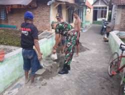 Untuk Lebih Dekat Warga Binaan, Anggota Koramil 01/Ngawi Kerja Bakti Bersama Masyarakat