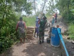Babinsa Gilirejo Hadir Bantu Warga Cor Jalan Penghubung Antar Desa