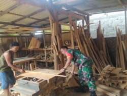 Jalin Keakraban, Babinsa Komsos Dengan Pengrajin Kayu