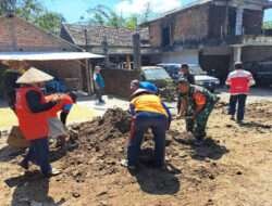 Babinsa Simo berperan Aktif, Gotong Royong Kerja Bakti Perbaiki Jalan Desa