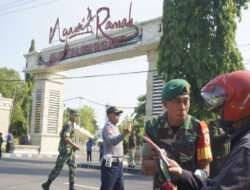 Dandim ngawi dan Anggota Babinsa Berikan Bendera Merah Putih Kepada Warganya di Hari Lahir Pancasila