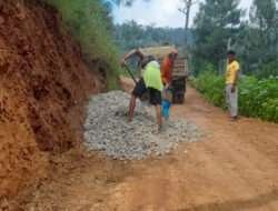 Upaya Droping Batu Kerikil Dan Pasir Guna Percepat Pembangunan Pra TMMD Ke-117 Kodim 0801/Pacitan