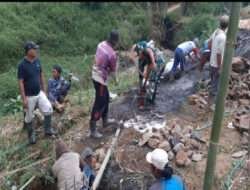 Koramil Sumber Bersama Masyarakat Kerja Bakti Membangun Jembatan