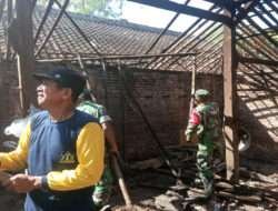 Wujud Peduli Warga, Babinsa Gotong Royong Bersama Evakuasi Rumah Roboh