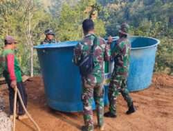 Guna Mempermudah Pengerjaan Sasaran Fisik Pra TMMD, Personil Kodim/0801 Pasang Tandon Air