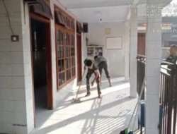 Jaga dan Rawat Tempat Ibadah, Babinsa Kodim 0802/Ponorogo Bersihkan Mushala Bersama Warga