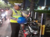 Polsek Wonocolo Datangi TKP Pengendara Sepeda Motor Tertabrak Bus
