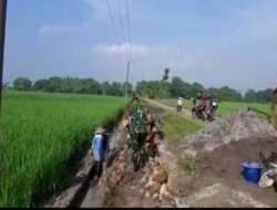 Semangat Gotong Royong, Babinsa Kwadungan Bersama Warga Kerja Bakti Perbaiki Saluran Irigasi