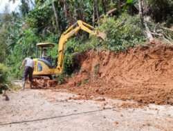 Efektif dan Maksimal, Pra TMMD Kodim 0801/Pacitan Kerjakan Pelebaran Jalan dengan Excavator
