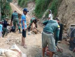 Tak Kenal Lelah, Personil Pra TMMD Ke-117 Kodim 0801/Pacitan Gotong Royong Kerjakan Talud