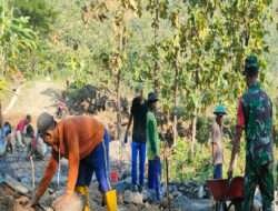 Babinsa Kodim 0802/Ponorogo Ikut Gotong Royong Memperbaiki Jalan Penghubung Antar Dukuh