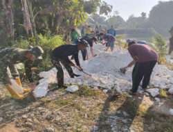 Babinsa Koramil 0812/23 Solokuro Bantu Warga Perbaiki Jalan