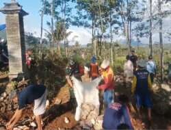 Bergotong Royong, Babinsa Kodim 0802/Ponorogo Pasang Batu di Sepanjang Jalan Menuju Makam Desa