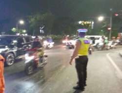 Anggota Polsek Wonocolo Bersama Petugas BPBD Surabaya Bersihkan Tumpahan Oli