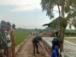 Turut Kerja Bakti Perbaikan Jalan Desa, Upaya Babinsa Kodim 0802/Ponorogo Wujudkan Kesejahteraan Warga