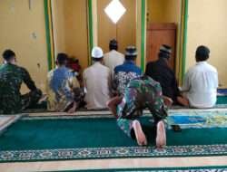 Sholat Berjamaah, Sarana Personil Pra TMMD Ke-117 Kodim 0801/Pacitan Lebih Dekat Dengan Masyarakat