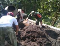 Babinsa Bantu Warga Binaan Dalam Pengecoran Jalan