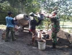Membangun Infrakstruktur Desa, Babinsa Ikut Bangun Talud