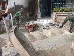 Kerja Bakti Pasang Paving Block, Upaya Babinsa Kodim 0802/Ponorogo Tingkatkan Kedekatan dengan Rakyat