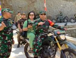 Dukung Tugas Suami, Ketua Persit Kodim Wonogiri Bonceng Suami Tinjau Hasil TMMD