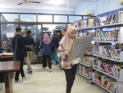 Puluhan Mahasiswa UIN Jember Cari “Ladang Emas” Referensi di Perpustakaan Stikosa -AWS