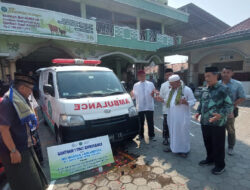 Mantan Wartawan Sumbang Mobil Ambulance ke Rukem Takmir Masjid SSNR Sidoarjo