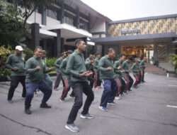 Babinsa Kelurahan Gilingan Genjot Anggota Linmas Dengan Penguatan Fisik, Ini Tujuannya