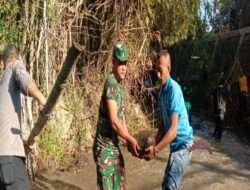 Babinsa Kodim 0802/Ponorogo Gotong Royong Bersihkan Sampah di Sungai