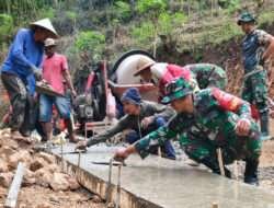 Semangat Anggota Kodim 0801/Pacitan dan Warga, Maksimalkan Sasaran Fisik Pra TMMD Ke-117