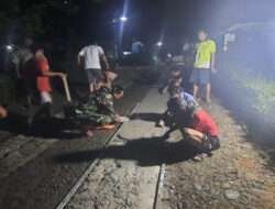 Malam Hari, Tak Menyurutkan Semangat Babinsa Laksanakan Karya Bakti Bersama Warga