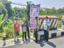 Peduli Kebersihan Sungai, Babinsa Karangjati Bersama Warga Pasang Pamflet di wilayah