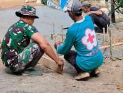 Program Pra TMMD Ke-117, Personil Kodim 0801/Pacitan Bersama Warga Pasang Papan Mal Cor