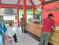 Babinsa Koramil 04 Padas Dampingi Penyaluran Bansos Penerima PKH