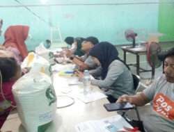 PT. Pos Indonesia bersama LPMK Bagikan beras di Kelurahan Sidotopo Wetan.