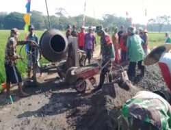 Tingkatkan Perekonomian, Babinsa Bantu Warga Bangun Jalan Desa