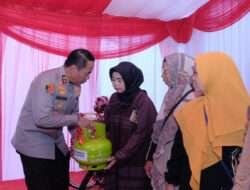 Kapolda Kalsel Bagikan 377 Tabung Gas LPG Gratis Kepada Warga Banjarmasin Barat