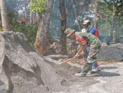 Babinsa Koramil Nogosari Ikut Kerja Bakti Pengaspalan Jalan