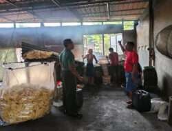 Babinsa Karangjati Dampingi Pelaku UMKM Pembuatan Kerupuk di Wilayah Binaan