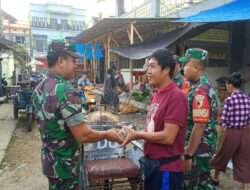 Jum’at Berkah: Anggota Koramil 0806/12 Munjungan Bagikan Nasi Bungkus kepada Tukang Becak dan Pelaku Pasar di Munjungan