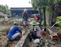 Bangun Keakraban, Babinsa Bantu Pembuatan Pondasi Rumah Warga