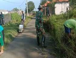Koramil Pajarakan Memplopori Kerja Bakti Bersihkan Jalan Desa