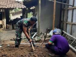 Peduli Kesehatan Warga, Babinsa Nguntoronadi Dan Petugas Puskesemas Buat Jamban Layak Pakai
