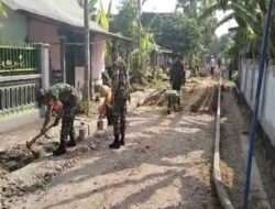 Babinsa Kwadungan Bersama Warga Masyarakat Bergotong Royong Perbaiki Jalan