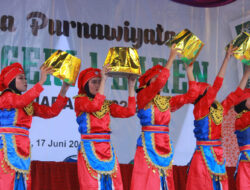 Tari Boranan dan Tari Remo Mewarnai Panggung Wisuda Purnawiyata Kelas IX SMP Negeri 1 Laren