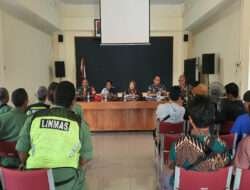 Babinsa Kemlayan Bersama Lurah Evaluasi dan Bina Anggota Linmas