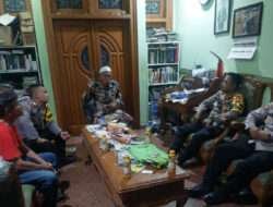 Warga Putro Agung di Sambangi Polsek Tambaksari