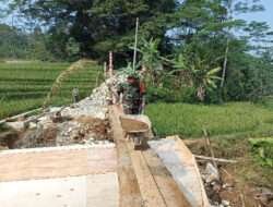 Karya Bakti Babinsa Purwoharjo Bersama Warga Bangun Jembatan Yang Dulu Terbawa Banjir