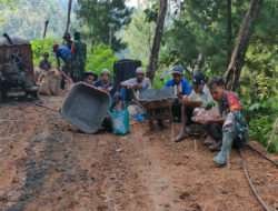 Potret Kebersamaan TNI Dan Masyarakat Saat Makan Di Pra TMMD Ke 117 Kodim 0801/Pacitan