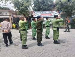 Babinsa Kelurahan Danukusuman Bina Anggota Linmas